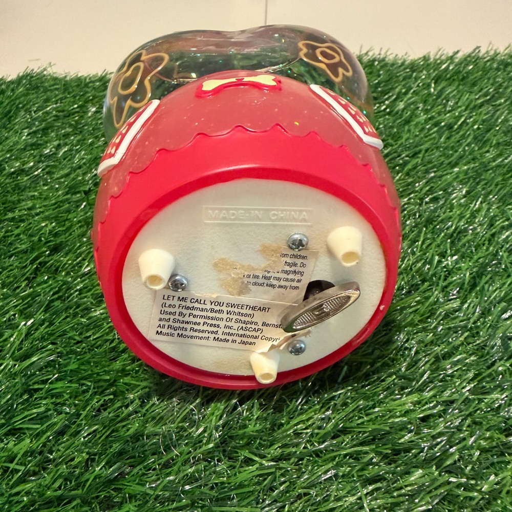 101 Dalmatians Valentine's Heart Globe Wind Up Music Works - Picture 2 of 5